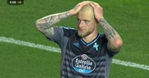 John Guidetti reste immobile, cloué à l'endroit même où il a manqué la balle de qualification