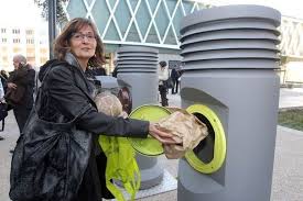 Une infirmière jette mon appareil génital dans la poubelle de recyclage BC (Bites/Couilles)