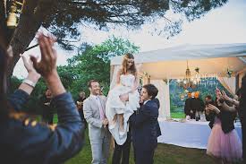 Port de chaise dans un mariage juif : une pratique extrêmement dangereuse qui pourrait bientôt être interdite