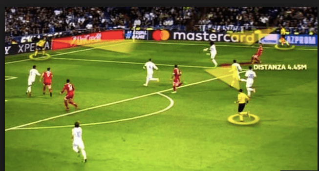 La main de Marcelo intervient à l'endroit du terrain le plus surveillé par les arbitres. Nous parlons de faute d'arbitrage mais sur cette action chacun des trois arbitres a commis une faute.