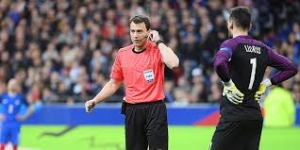 L'arbitre utilise la vidéo pour la première fois dans l'histoire du foot, et c'est au détriment de la petite équipe, comme par hasard