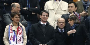 Najat Vallaud-Belkacem est obligée d'arborer les écharpes de Lyon et du PSG, symboles de l'élitisme dans le football français. Son malaise est visible.