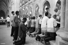 Position inconfortable qui crée de micro lésions de la colonne