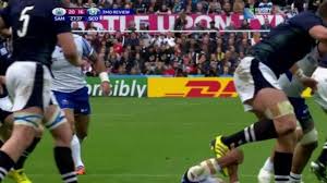 Ryan Wilson piétine son adversaire à terre. En rugby ça s'appelle du stamping. Ce n'est pas recommandé mais pas non plus franchement interdit.