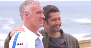 Le sélectionneur national accepte de faire un selfy avec un journaliste débutant. Il est vraiment sympa.