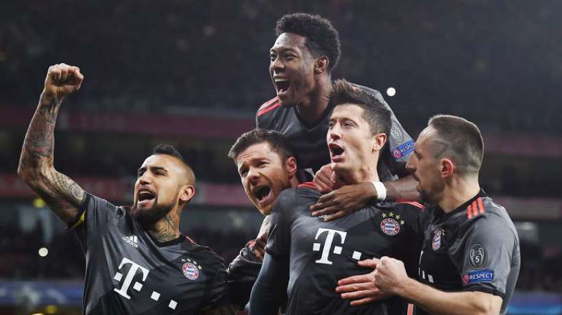 Célébration hors de proportion de Bavarois en extase pour un but marqué à 11 contre 10 face à des Gunners totalement assommés par un arbitrage ahurissant