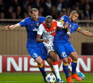 Si l'arbitre siffle pénalty il doit mettre un carton rouge. A quel défenseur ? Aux deux ? Face à ce choix il a renoncé à siffler.