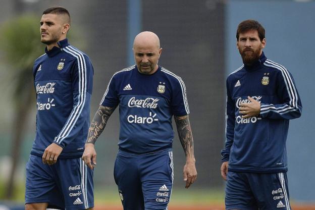 Tout le monde connait le mec de droite, Léo Messi. Beaucoup mois connaissent le mec du milieu. Il s'appelle Sampaoli, c'est l'entraineur de l'Argentine. Il doit dire au mec de droite quoi faire. Pas facile.