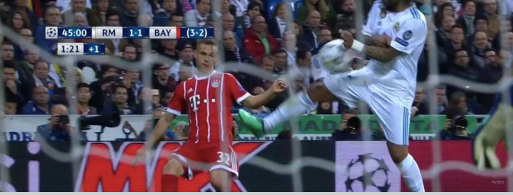 Le temps additionnel de la première mi-temps, un moment idéal pour prendre l'avantage. Malheureusement une règle non écrite mais très suivie veut qu'une main d'un défenseur ne se siffle pas contre le Real.