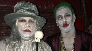 Et en plus on veut nous faire croire que ces deux personnes déguisées sont Alves et Neymar! De qui se moque-t-on?