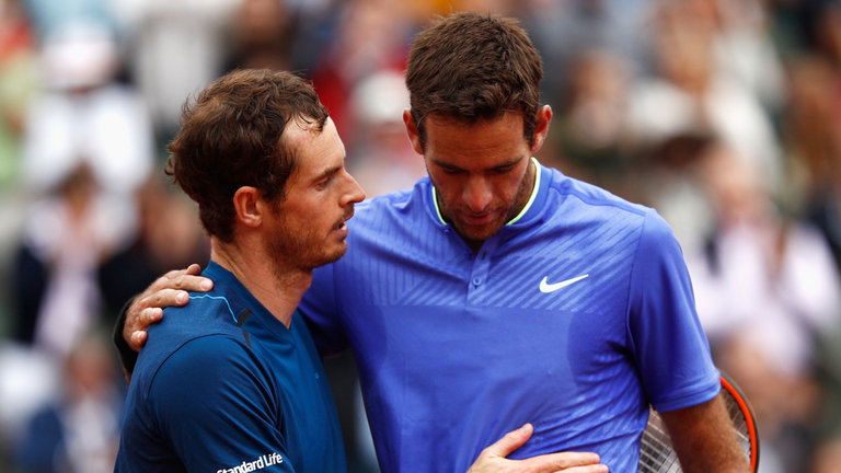 Murray réconforte très sportivement son adversaire malheureux. Très beau geste. Mais je n'en ai que faire si au même moment sur un autre court un match se décide.