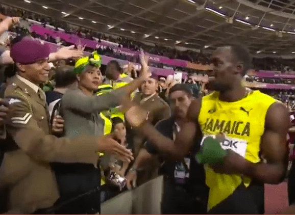 Bolt n'a pas gagné. Mais il sourit et fait des heureux.