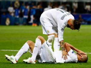 Sergio Ramos félicite Pepe pour son jeu d'acteur. Et il sait de quoi il parle.
