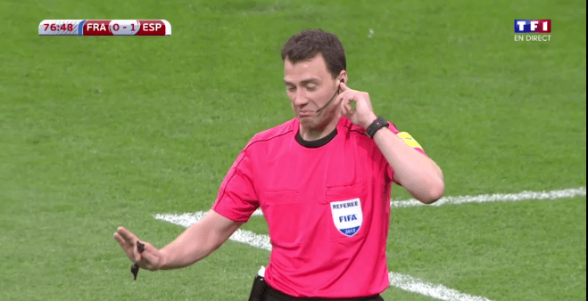 L'arbitre ne s'en cache pas : il est sceptique vis à vis de la décision de l'arbitrage vidéo