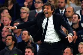 Antonio Conte fête la quatrième but de son équipe. Ou de doublé d'Eden Hazard. Je ne sais plus.