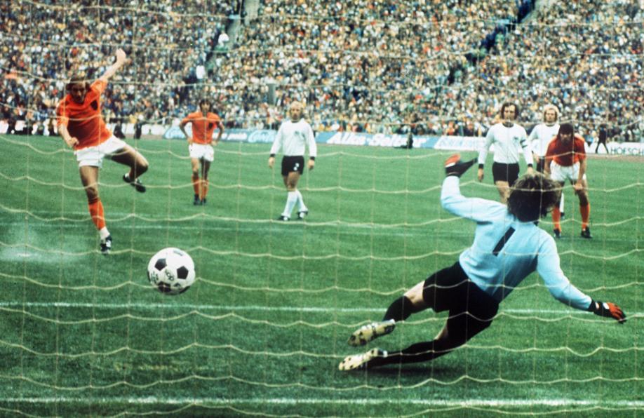 Neeskens marque le pénalty en finale de la Coupe du Monde 1974. La Malédiction du Pénalty Précoce va frapper une première fois au plus haut niveau.