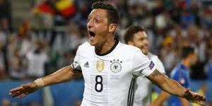 Le sosie d'Özil marque contre l'Italie