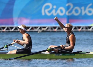 Les Néo-Zélandais ont gagné 4 médailles d'or, en aviron, voile et canoë-kayak. Avant d'être un vaste terrain de rugby, la Nouvelle-Zélande est une île. 