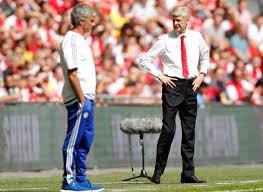 C'est quoi cette tenue ? Et tu veux bien enlever les mains de tes poches ?