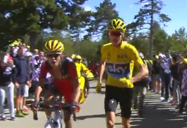 Encore un spectateur indiscipliné qui court à côté des coureurs !