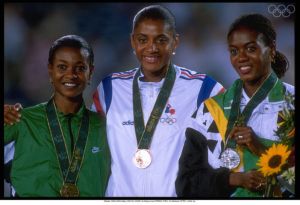 Atlanta 1996, Marie-José Pérec remporte le 200m devant Merlene Ottey (Jamaïque) et Mary Onyali (Nigéria). Elle avait déjà remporté le 400 mètres. Quel athlète français a fait mieux ?