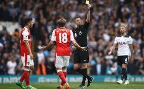 Michael Oliver ne se cache pas quand il vole Arsenal. Sous son arbitrage Arsenal perd deux fois plus souvent qu'il ne gagne. Dans les autres matchs la proportion est inversée, Arsenal gagne deux fois plus souvent qu'il ne perd.