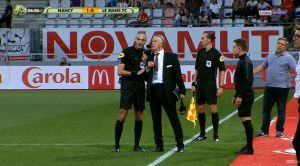 L'arbitre de la rencontre Nancy - Le Mans, Mehdi Mokhtari, va interrompre le match.