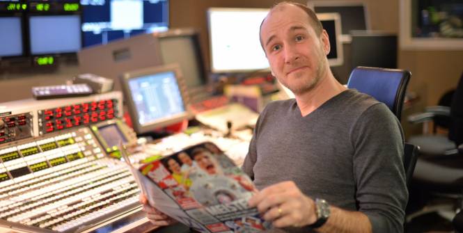 Jean-Charles Sabattier pris sur le fait, en train de lire un journal allemand. Est-il victime de la propagande pro-germanique ou s'en fait-il le complice ?